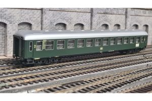 Rivarossi 2918 DB 2nd Class Carriage  ¦ DB Green Livery ¦ HO Gauge